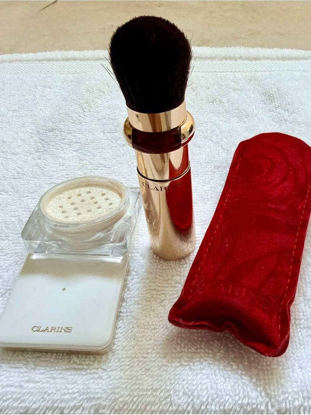 CLARINS: Highlighting Shimmer Powder and Adjustable Nat’l Bristle Travel Brush